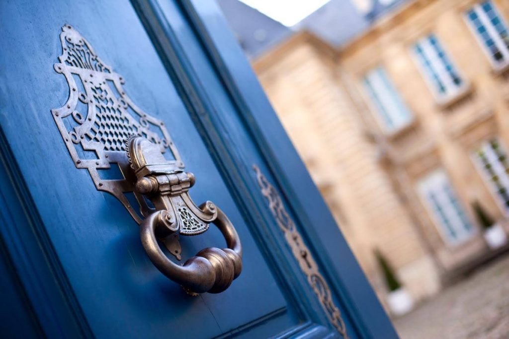 Porte d'entrée immeuble parisien
