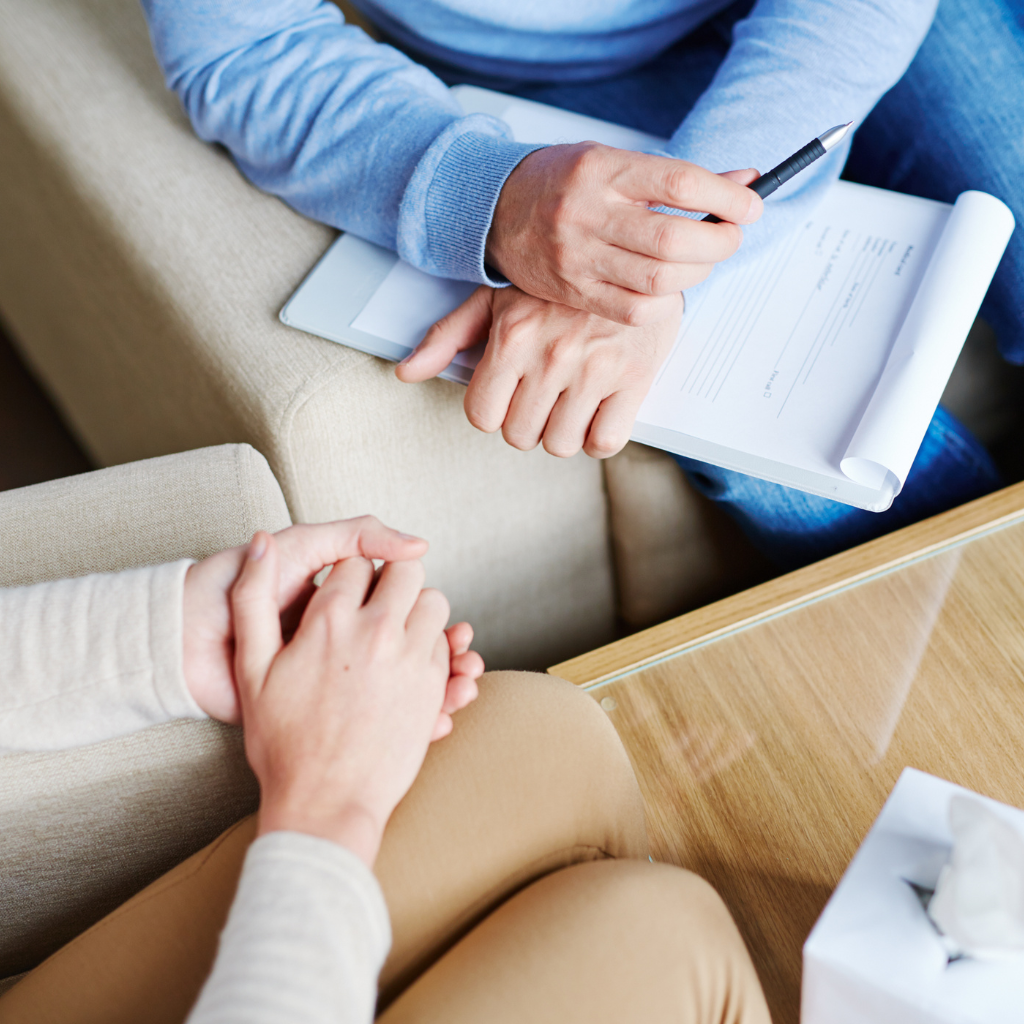un chasseur d'appartement à l'écoute d'un client pour définir son projet immobilier avec des murs à paris