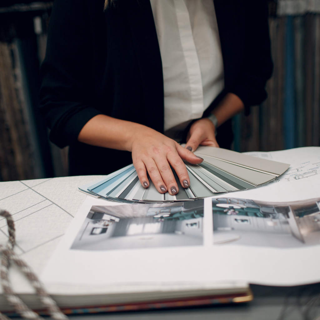décoratrice d'intérieur montrant un nuancier de couleur avec des murs à paris